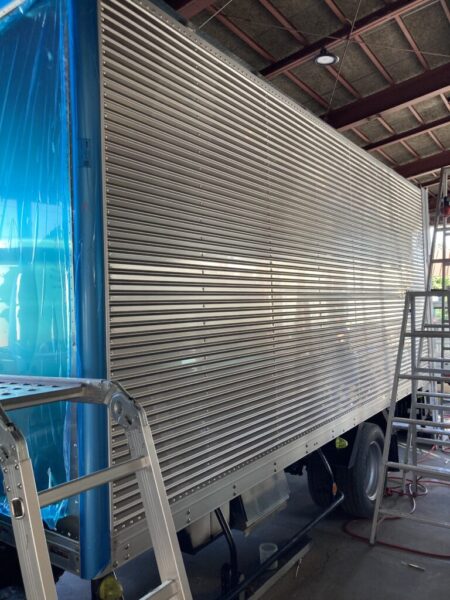 箱車修理、パネル交換